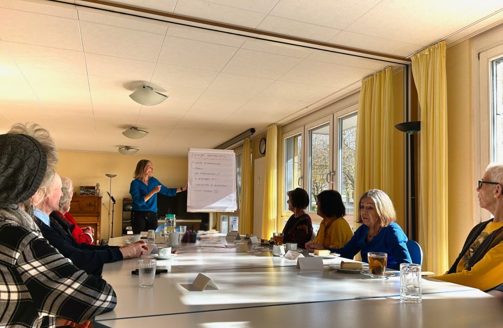Verena Glaese moderiert ein Erzählcafé im Seniorenzentrum Heidelberg-Neuenheim