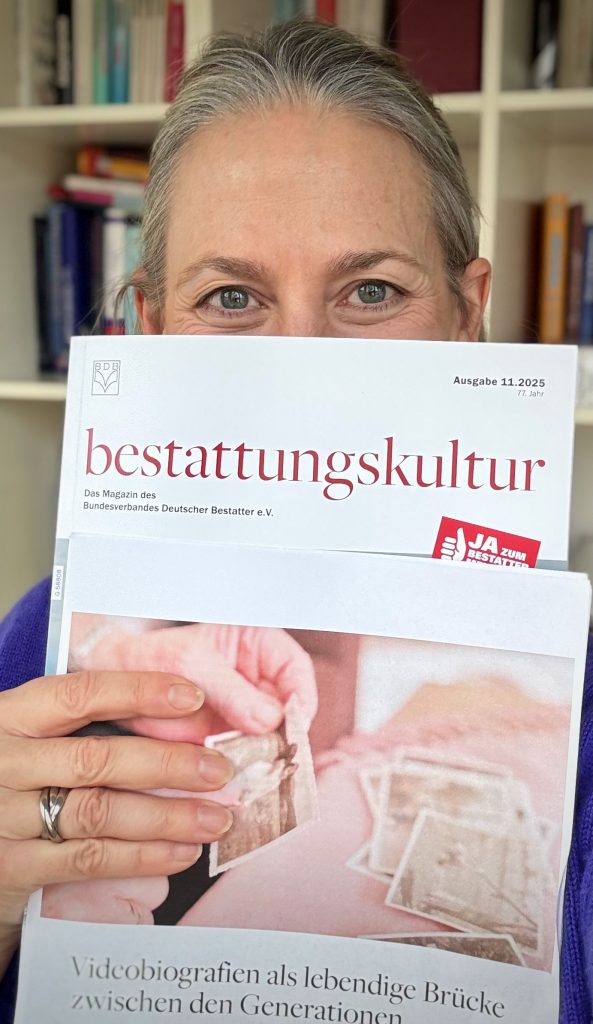 Verena Glaese hält die aktuelle Ausgabe der Zeitschrift Bestattungskultur mit ihrem Artikel über Videobiografien in der Hand.