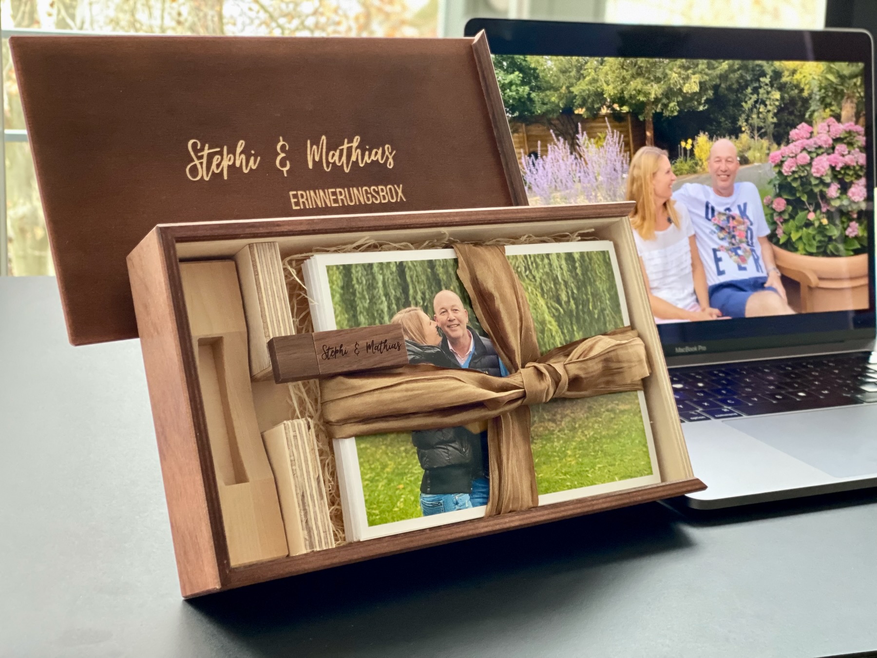 Hochwertige Erinnerungsbox mit USB-Stick und Videobiografie als bleibende Erinnerung.
